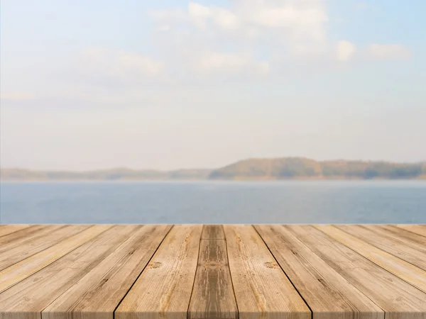 Vintage-Holzbrett leeren Tisch vor blauem Meer & Himmel Hintergrund. Perspektivischer Holzboden über Meer und Himmel - kann zur Anzeige oder Montage Ihrer Produkte verwendet werden. Strand- & Sommerkonzepte. — Stockfoto