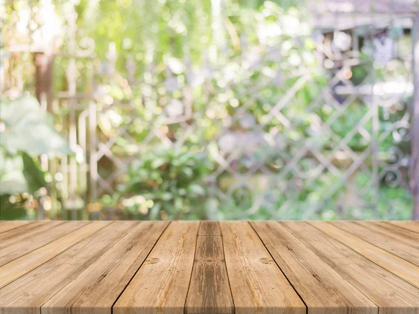 Tablero de madera mesa vacía en frente de fondo borroso. Perspectiva de madera marrón sobre desenfoque en la cafetería - se puede utilizar para la exhibición o montaje de sus productos.Prepárese para la exhibición del producto. —  Fotos de Stock