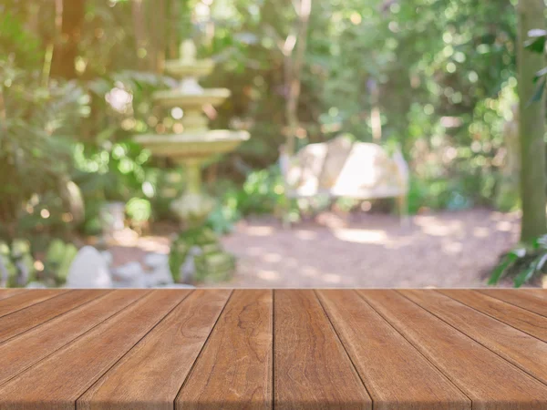 Tablero de madera mesa vacía en frente de fondo borroso. Perspectiva de madera marrón sobre desenfoque en la cafetería - se puede utilizar para la exhibición o montaje de sus productos.Prepárese para la exhibición del producto. — Foto de Stock