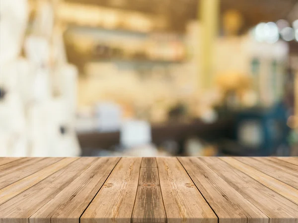 Деревянная доска пустой стол перед размытым фоном. Перспективы коричневого дерева над размытием в кафе - может быть использован для отображения или монтажа вашей products.Mock для отображения продукта. — стоковое фото