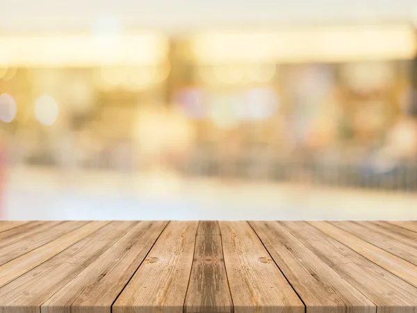 Tablero de madera mesa vacía fondo borroso. Perspectiva de madera marrón sobre desenfoque en los grandes almacenes - se puede utilizar para la exhibición o montaje de sus productos.Mock up para la exhibición del producto . — Foto de Stock