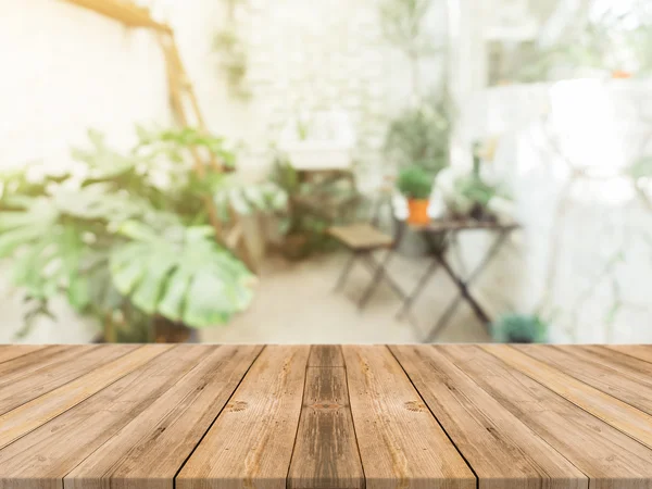 Tablero de madera mesa vacía en frente de fondo borroso. Perspectiva de madera marrón sobre desenfoque en la cafetería - se puede utilizar para la exhibición o montaje de sus productos.Prepárese para la exhibición del producto. — Foto de Stock