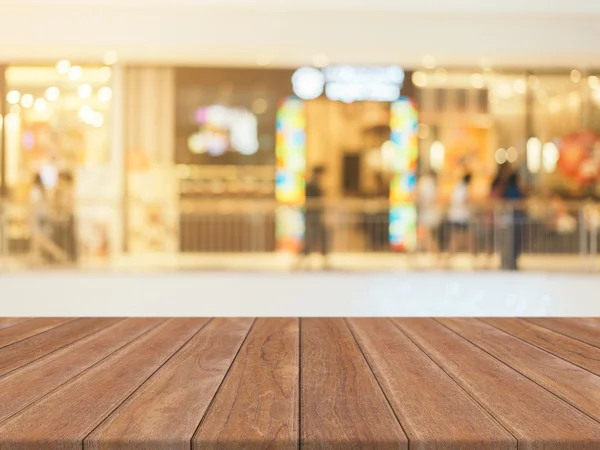 Tablero de madera mesa vacía fondo borroso. Perspectiva de madera marrón sobre desenfoque en los grandes almacenes - se puede utilizar para la exhibición o montaje de sus productos.Mock up para la exhibición del producto . — Foto de Stock