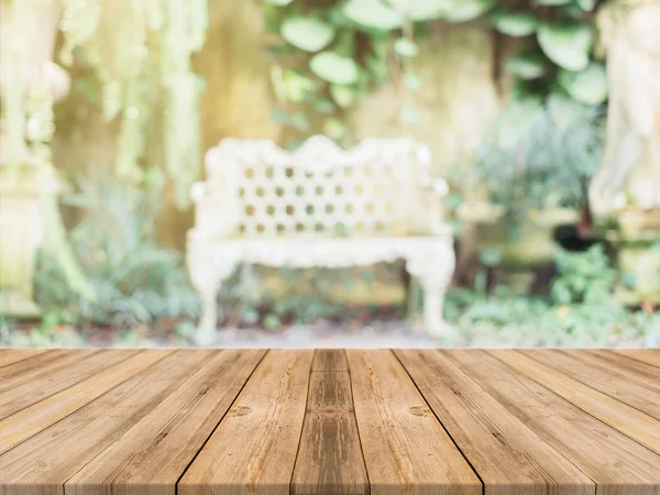 Tablero de madera mesa vacía en frente de fondo borroso. Perspectiva de madera marrón sobre desenfoque en la cafetería - se puede utilizar para la exhibición o montaje de sus productos.Prepárese para la exhibición del producto. —  Fotos de Stock