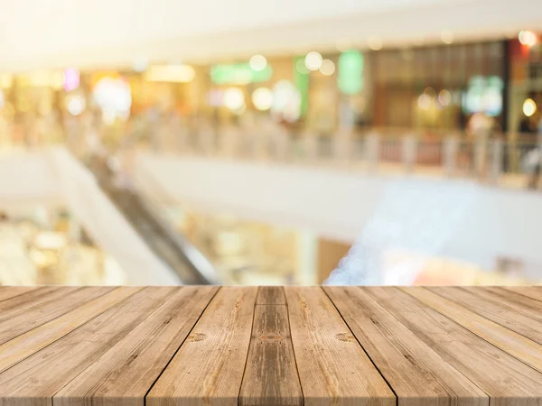 Placa de madeira mesa vazia fundo borrado. Perspectiva de madeira marrom sobre borrão em loja de departamento - pode ser usado para exibir ou montar seus produtos.Preparar para exibição de produto . — Fotografia de Stock
