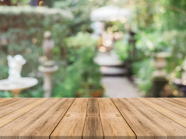 Dřevěný stůl před rozmazaným pozadím. Perspektiva hnědé dřevo přes rozmazání v kavárně - lze použít pro zobrazení nebo montáž vašich výrobků.Vysmívejte se pro zobrazení výrobku. — Stock fotografie