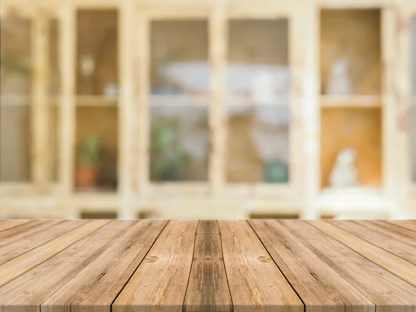 背景がぼやけて目の前の木製のボードの空のテーブル。コーヒーショップでぼかしの上にパースペクティブ茶色の木-製品を表示またはモンタージュするために使用できます。. — ストック写真