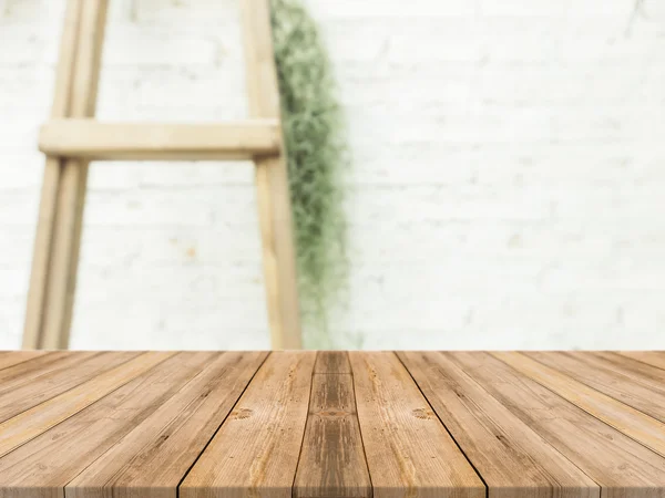 Tablero de madera mesa vacía en frente de fondo borroso. Perspectiva de madera marrón sobre desenfoque en la cafetería - se puede utilizar para la exhibición o montaje de sus productos.Prepárese para la exhibición del producto. —  Fotos de Stock