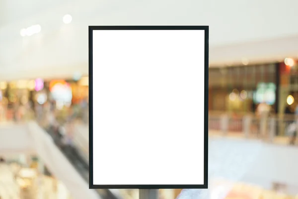 Sinal em branco com espaço de cópia para sua mensagem de texto ou conteúdo no shopping center moderno . — Fotografia de Stock