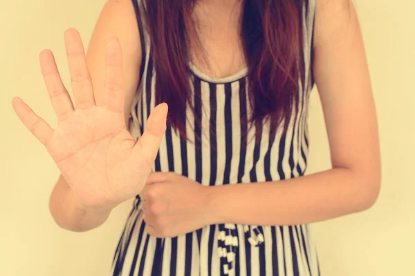 Mujer joven mostrando su negación con NO en su mano, imagen filtrada vintage . —  Fotos de Stock