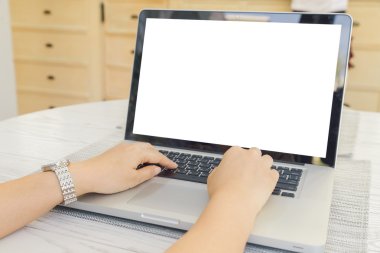 Kadın kişi oturma açık açık dizüstü bilgisayar ve akıllı telefon ile bilgi veya içerik boş boş perde, modern iş kadını iş internet yolu ile defter, kahve dükkanında öğrenci