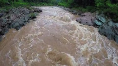 Havadan görünümü - Whitewater nehir orman Tayland.