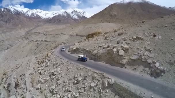 Luchtfoto van de weg in de Himalaya in de buurt van Taglang la Pass - Himalaya bergpas op de snelweg Leh-Manali. Ladakh, India. — Stockvideo