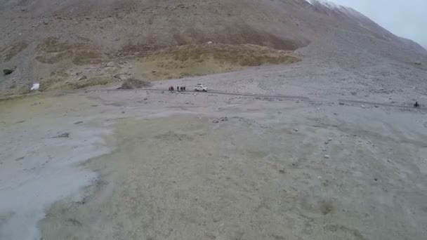 Letecký pohled na silnici v Himalájích blízko Tanglang la Pass - himálajské horský průsmyk na dálnici Leh-Manali. Ladakh, Indie. — Stock video