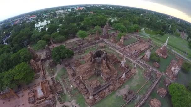 Foto aérea de turistas que viajan templo antiguo Wat Mahathat en Ayudhaya, Tailandia . — Vídeo de stock