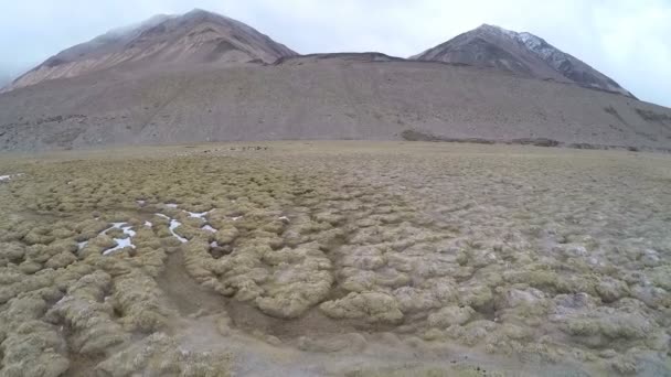 Himalayalar Tanglang la Pass - yakınındaki yolda hava görünümünü Himalaya dağ Leh-Manali karayolu üzerinde geçmek. Ladakh, Hindistan. — Stok video