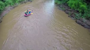Havadan görünümü - Whitewater rafting botu izleyin atış aşağı nehir Tayland.