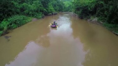 Havadan görünümü - Whitewater rafting botu izleyin atış aşağı nehir Tayland.