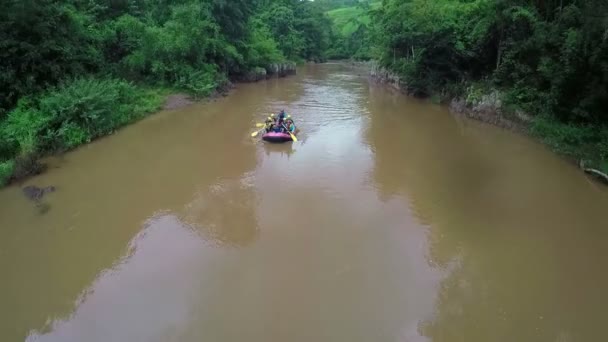 Пташиного польоту - Whitewater сплав човен слідувати постріл вниз річка в Таїланді. — стокове відео