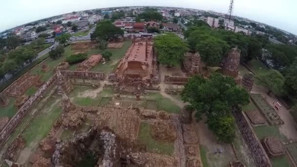 客の Ayudhaya、タイの古代寺院ワット ・ マハタートの空中ショット. — ストック動画