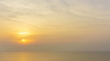 4k/Uhd gün gece hızlandırılmış: Timelapse şaşırtıcı gökyüzü günbatımında deniz ya da okyanus geçerken bulutlar. Bulutlar suda yansıtılır.