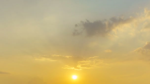 4K / UHD Day to Night Time-lapse: 4K dourado vívido céu celestial pôr do sol timelapse raios de sol e raios de luz. Luz coloca brilhando através de buracos nas nuvens douradas . — Vídeo de Stock