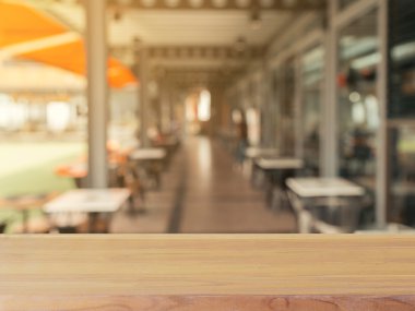 Ahşap Pano boş tablo önünde arka plan bulanık. Perspektif kahverengi ahşap fırın - bulanıklık üzerinden kullanılabilir ekran veya montaj için ürün kadar sahte. Vintage filtre uygulanmış görüntü.