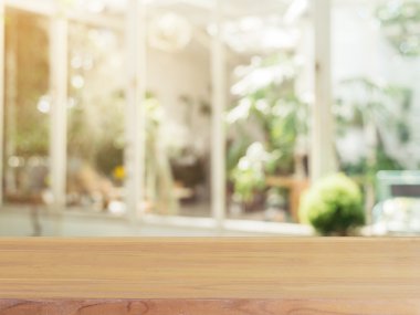 Ahşap Pano boş tablo önünde arka plan bulanık. Perspektif kahverengi ahşap fırın - bulanıklık üzerinden kullanılabilir ekran veya montaj için ürün kadar sahte. Vintage filtre uygulanmış görüntü.