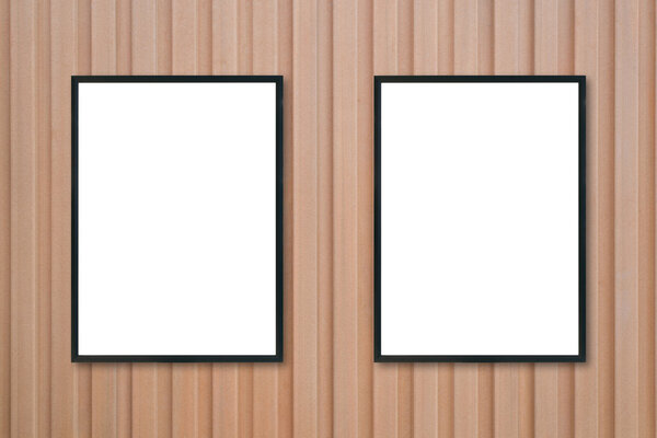 Образец пустой рамки плаката на деревянной стене
.