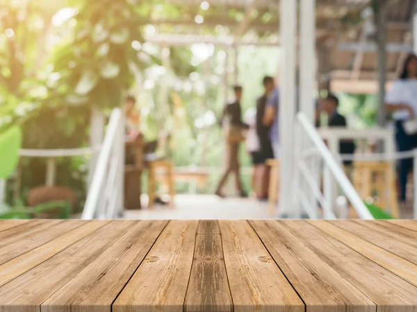 Tablero de madera mesa vacía en frente de fondo borroso. Perspectiva de madera marrón sobre desenfoque en la cafetería - se puede utilizar para la exhibición o montaje de sus productos.Prepárese para la exhibición del producto. — Foto de Stock