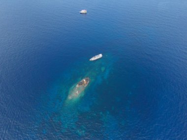 Kopya alanı metin içerik, mesaj veya bilgi için okyanus zemin üzerine büyük bir gemi bir hareket uçaktan görüntülemek reklam alanı