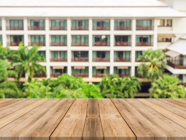 Ahşap tahta bulanık otelin arka bina önündeki boş tablo. Perspektif kahverengi ahşap üzerinde otel bulanıklık - görüntülemek için kullanılan veya ürün montaj. Ürün görüntüleme için alay.