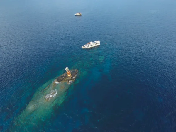 Vista desde el avión de un movimiento un gran barco en el fondo del océano con espacio de copia para su mensaje de texto o contenido de información, campo de publicidad — Foto de Stock