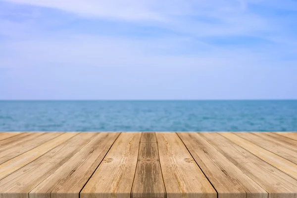 Holzbrett leeren Tisch vor blauem Meer & Himmel Hintergrund. Perspektivischer Holzboden über Meer und Himmel - kann zur Anzeige oder Montage Ihrer Produkte verwendet werden. Strand- & Sommerkonzepte. — Stockfoto