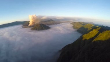 Havadan görünümü uçuş Mount Bromo yanardağ gündoğumu, Mt. Bromo Bromo Tengger Semeru Ulusal Park, Doğu Java, Endonezya bulunan muhteşem görünüm sırasında üzerinde.