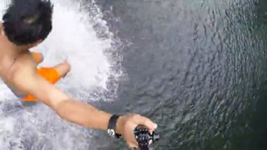 Son derece yüksek Pov uçurumdan atlamak bir şelale üzerinde suya ağaçlar ve buzlu aşağıda yaz güzel güneşli bir günde bir başparmak Bystanders aşırı eğlenceli belirlenene kadar görünümü baş fotoğraf makinesinin sahip