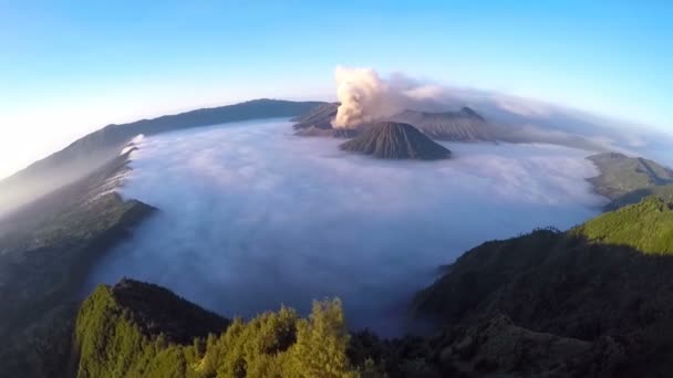 Vuelo de vista aérea sobre el volcán Monte Bromo durante el amanecer, la magnífica vista del monte. Bromo ubicado en el Parque Nacional Bromo Tengger Semeru, Java Oriental, Indonesia . — Vídeos de Stock