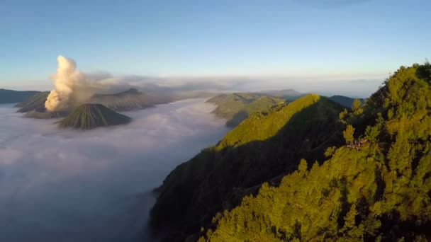 日の出ブロモ Tengger スメル国立公園内、インドネシア東ジャワ州に位置するブロモ山の壮大な景色の中にブロモ火山の空撮飛行. — ストック動画