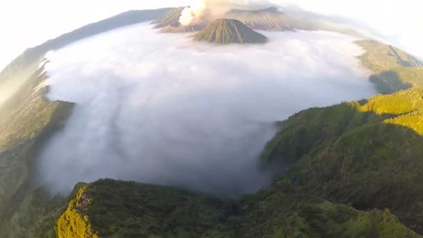 在日出，雄伟的山溴位于溴腾格里莫国家公园，印度尼西亚东爪哇的婆罗摩火山上空鸟瞰飞行. — 图库视频影像