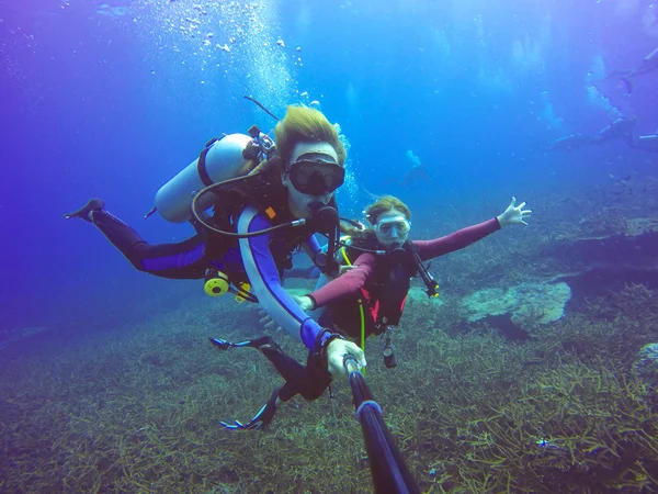 Onderwater duiken selfie geschoten met de selfie stick. Diepe blauwe zee. Groothoek schot. — Stockfoto