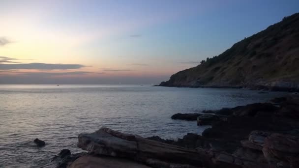 Coucher de soleil sur l'océan Pacifique lors d'une soirée venteuse . — Video