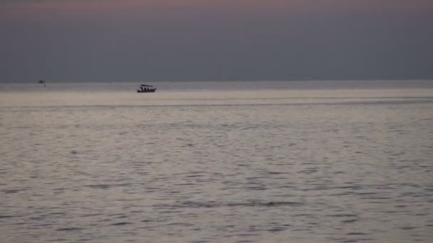 Puesta de sol sobre el océano Pacífico en la noche ventosa . — Vídeo de stock