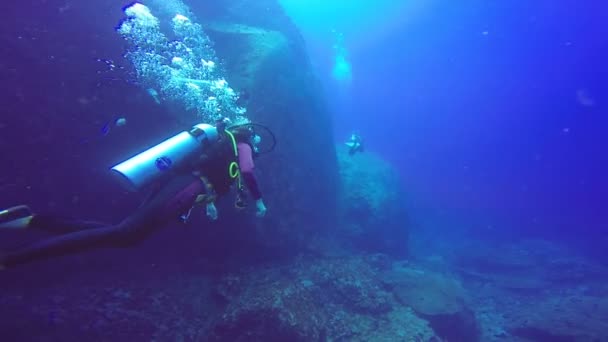 Mavi açık suda yüzen bir scuba dalgıçlar sualtı çekimi. — Stok video