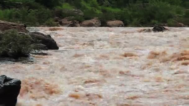 Thaiföldön a tomboló vadvízi rapids folyója a kedvenc szarufák. — Stock videók