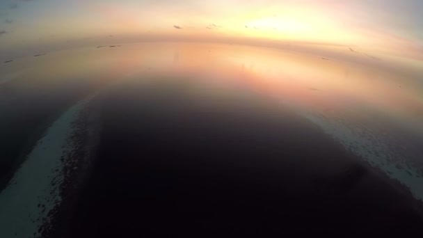 熱帯の島のリゾート、モルディブの海と豪華な水上ヴィラに沈む夕日の空中写真. — ストック動画