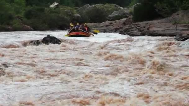 Rafting na divoké vodě tým sestupně prudké peřeje v Thajsku s šplouchání ve vodě těsné rýžování záběr pádla. — Stock video