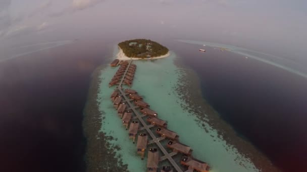 Luftaufnahme von Sonnenuntergang über dem Meer und luxuriösen Überwasser-Villen auf tropischen Insel Resort, Malediven. — Stockvideo