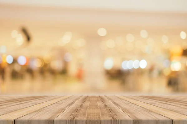 Tablero de madera mesa vacía fondo borroso. Perspectiva de madera marrón sobre desenfoque en los grandes almacenes - se puede utilizar para la exhibición o montaje de sus productos.Mock up para la exhibición del producto . — Foto de Stock