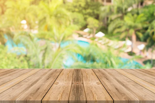 Meja kosong papan kayu di depan latar belakang kabur. Perspektif kayu coklat di atas pohon blur di hutan - dapat digunakan mengejek untuk tampilan atau montase produk Anda. Musim semi. penyaring vintage . — Stok Foto
