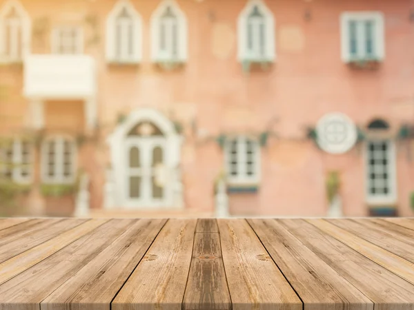 Tablero de madera mesa vacía en frente de fondo borroso. Perspectiva de madera marrón sobre desenfoque en la cafetería - se puede utilizar para la exhibición o montaje de sus productos.Prepárese para la exhibición del producto. — Foto de Stock